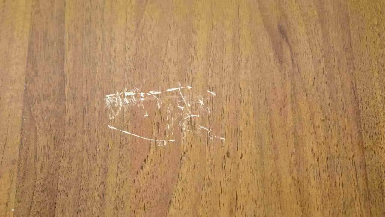 Consigli per difendere i mobili in legno dai danni del sole Immagine selezionata