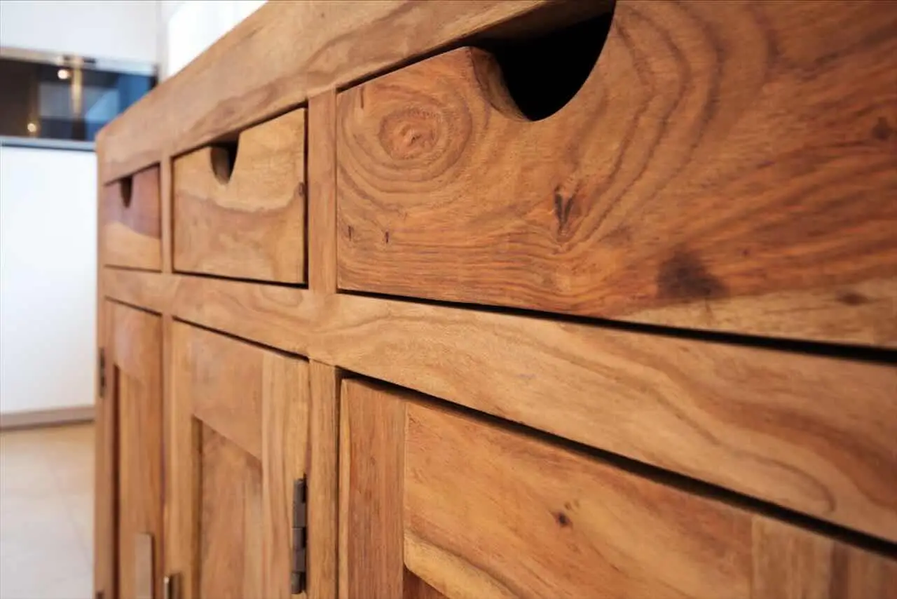 Consigli per difendere i mobili in legno dai danni del sole Immagine selezionata