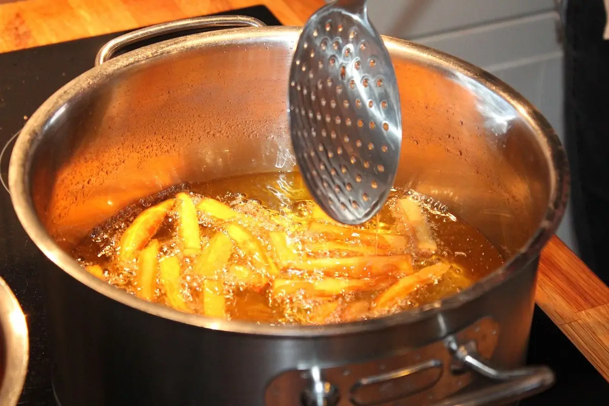 Il trucco rapido per togliere l’odore di frittura in casa Il trucco rapido per togliere l’odore di frittura in casa