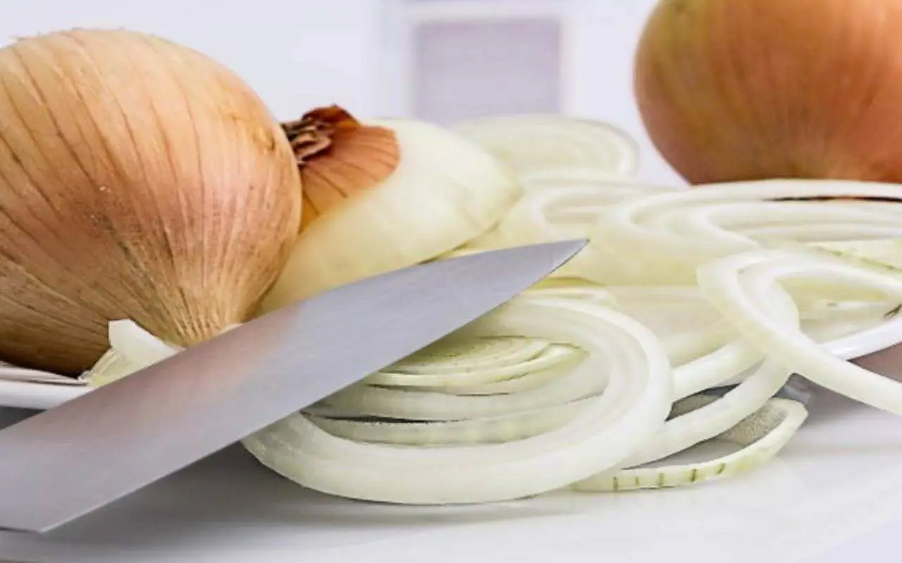 Ecco cosa accade alle piante quando usi l’acqua di cipolla come fertilizzante